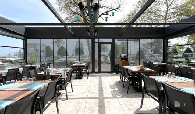 Tabyabası balık restoranı, cam giydirmeli cephe