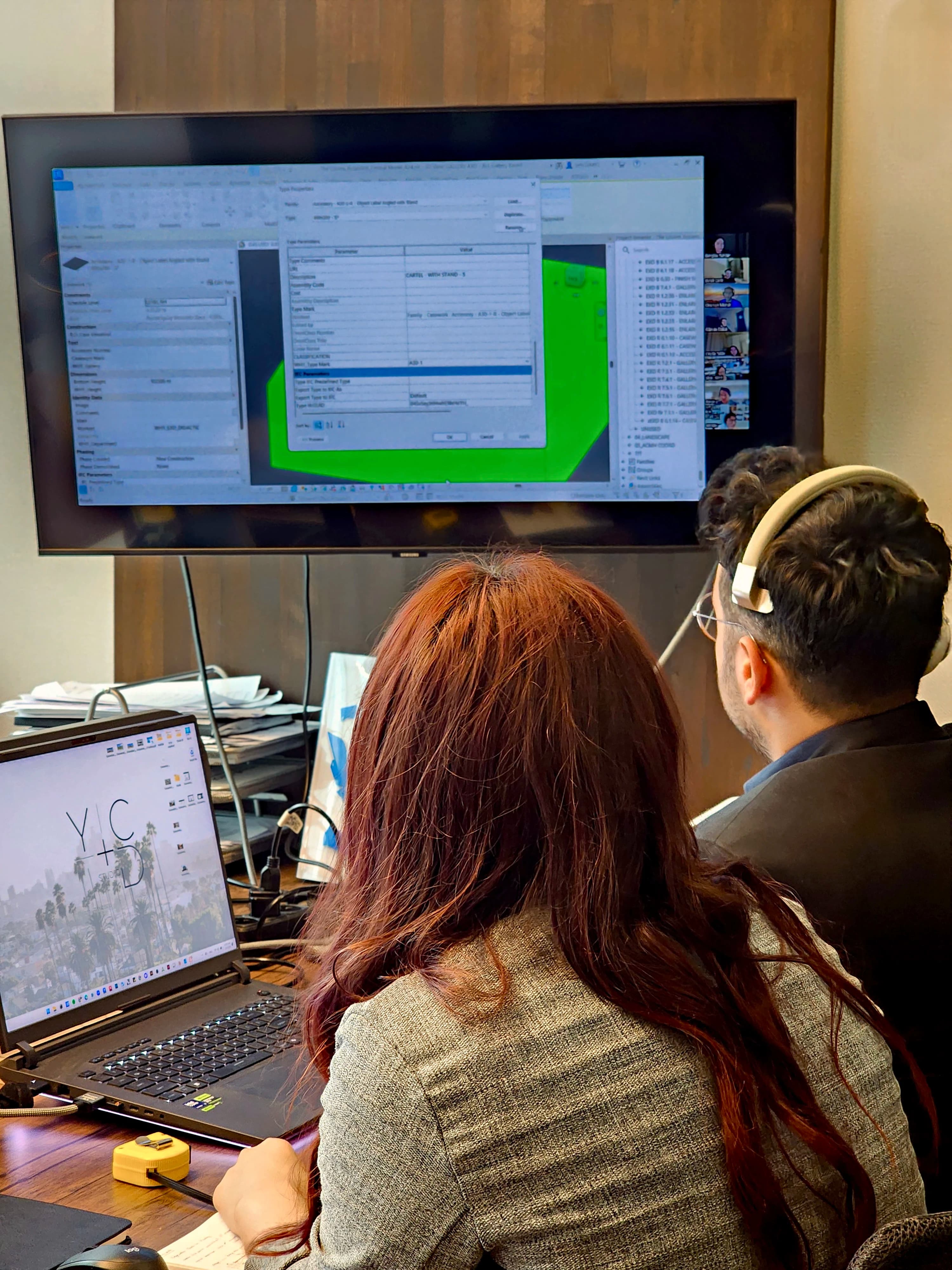 BIM modeli ekran başında detay inceleme — kulaklıkla focused work