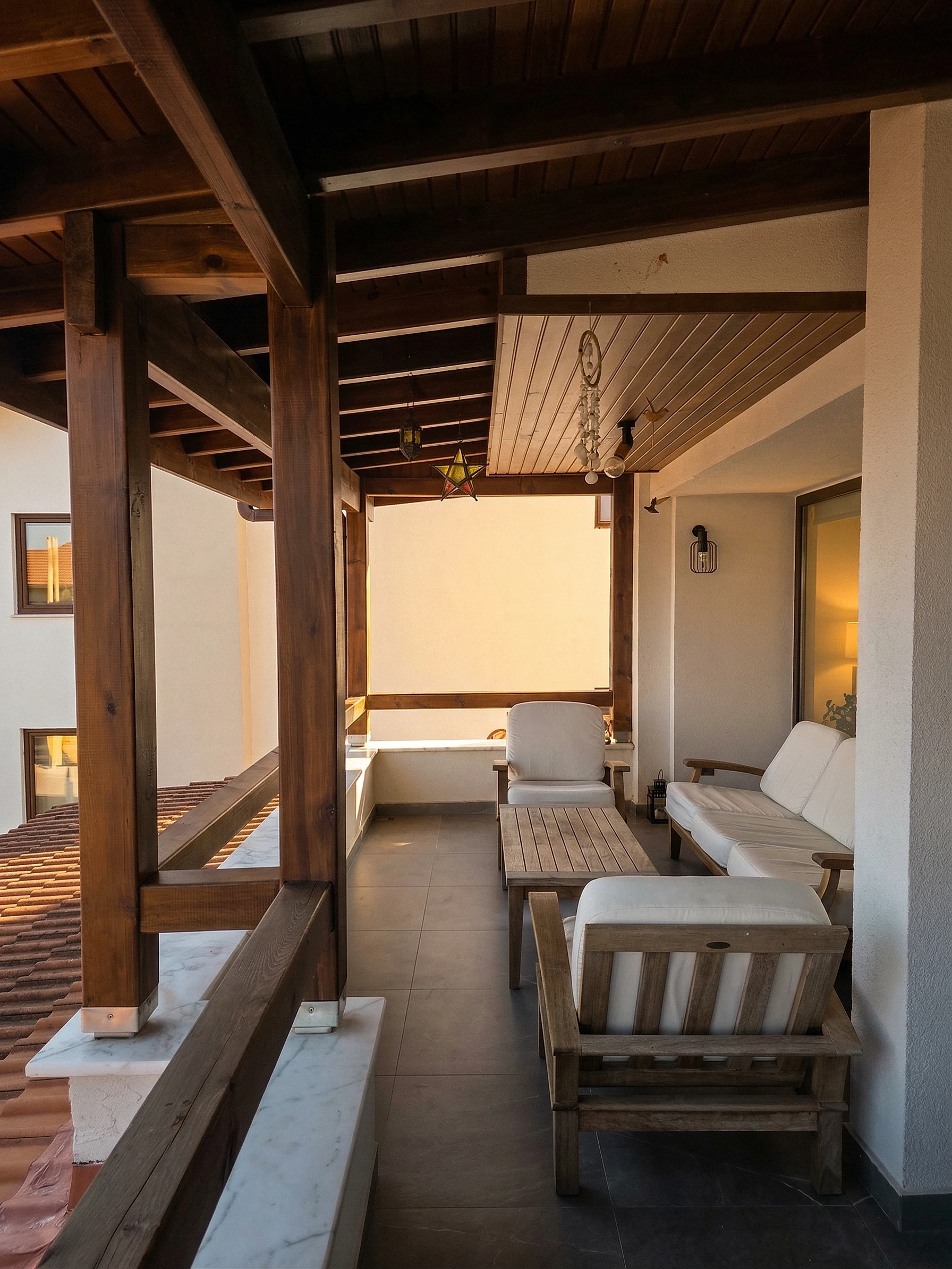 Kapalı veranda — gün batımında dış oturma